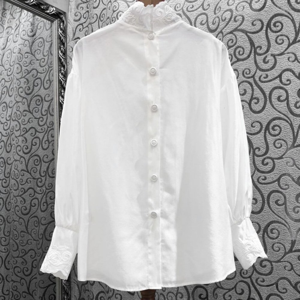 Shirt lady with embroidered standing collar